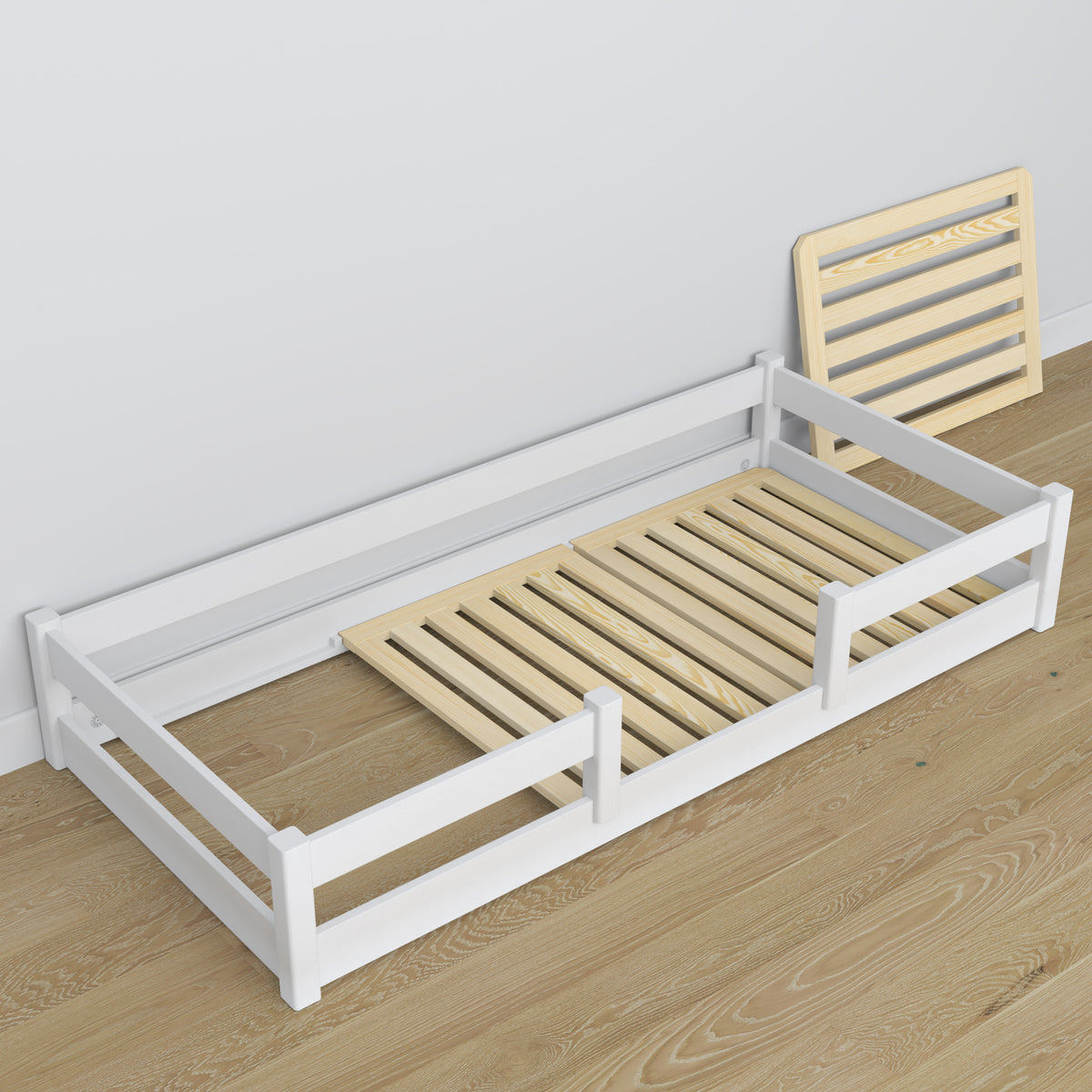 Lit bas en bois blanc – vue en biais, chambre