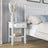 Comodino N01 in legno bianco in camera da letto – allestimento con lampada da notte