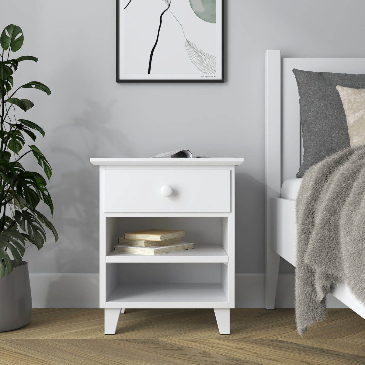 Comodino N02 in legno bianco – cassetto aperto, vano vicino al letto