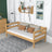 Sofa-lit pin naturel dans la chambre d'enfant – décoration scandinave, en bois