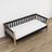 Sofa-lit noir avec chêne dans la chambre d'enfant – décoration scandinave, en bois