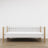 Sofa-lit en bois blanc avec chêne – vue de la tête de lit, chambre d'enfant