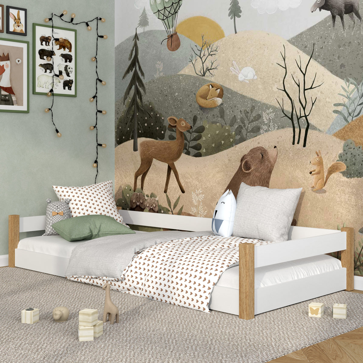Niedriges Bett Weiß-Eiche im Schlafzimmer – skandinavische Einrichtung, aus Holz