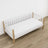 Sofa-lit blanc avec chêne – pieds et base en bois, gros plan sur les détails