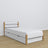 Letto con cassetto per materasso in legno bianco-quercia – allestimento nella cameretta dei bambini