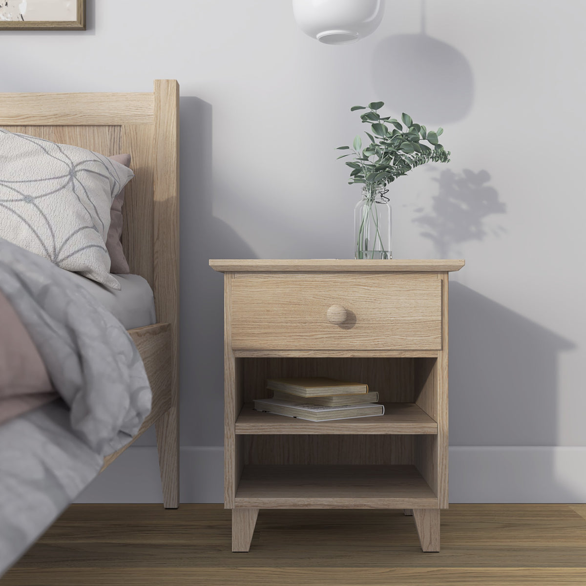 Comodino N02 in rovere sbiancata – cassetto aperto, vano vicino al letto