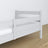 Sponda di protezione in legno grigio nel letto per bambini – allestimento scandi