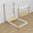 Lit blanc-chêne avec baldaquin dans la chambre d'enfant – décoration scandinave
