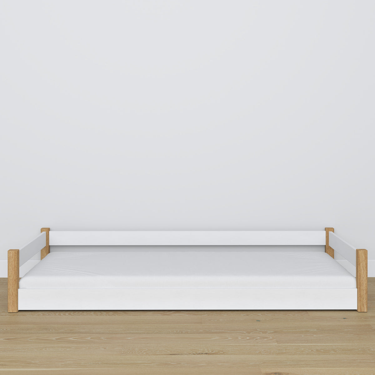 Niedriges Holzbett Weiß-Eiche – Schrägansicht, Schlafzimmer