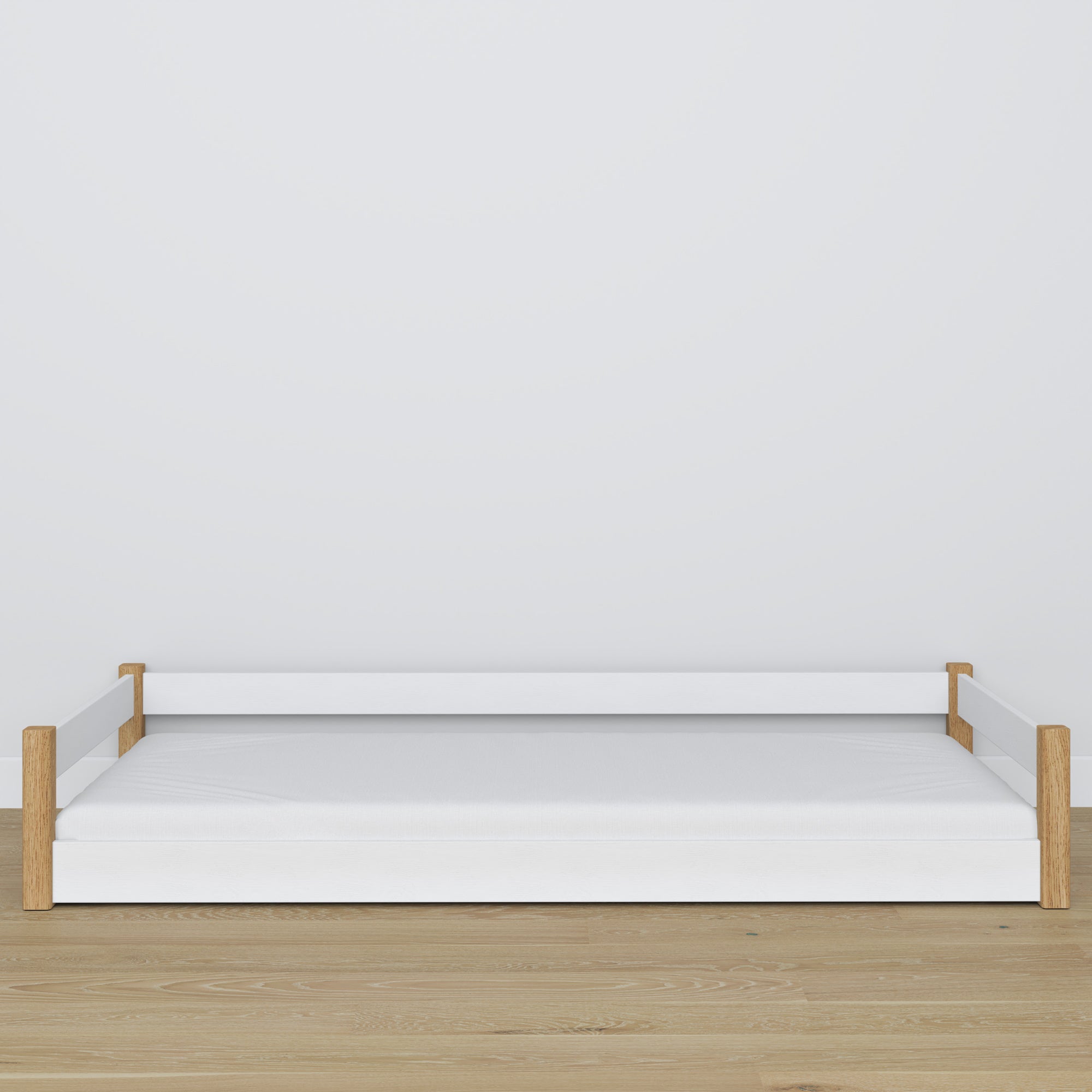Niedriges Holzbett Weiß-Eiche – Schrägansicht, Schlafzimmer