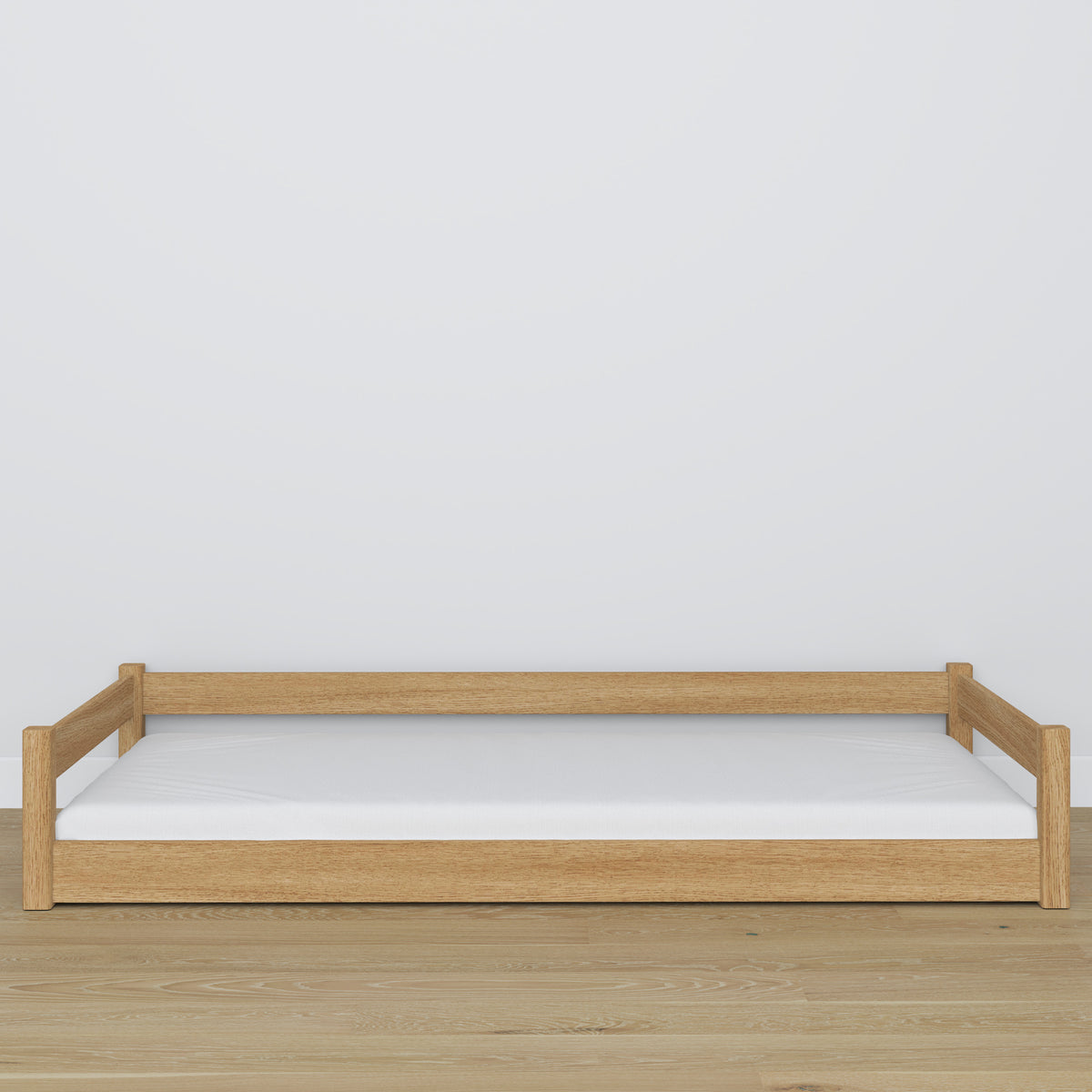 Lit bas en chêne chêne naturel – niska rama, vue de côté, chambre scandinave