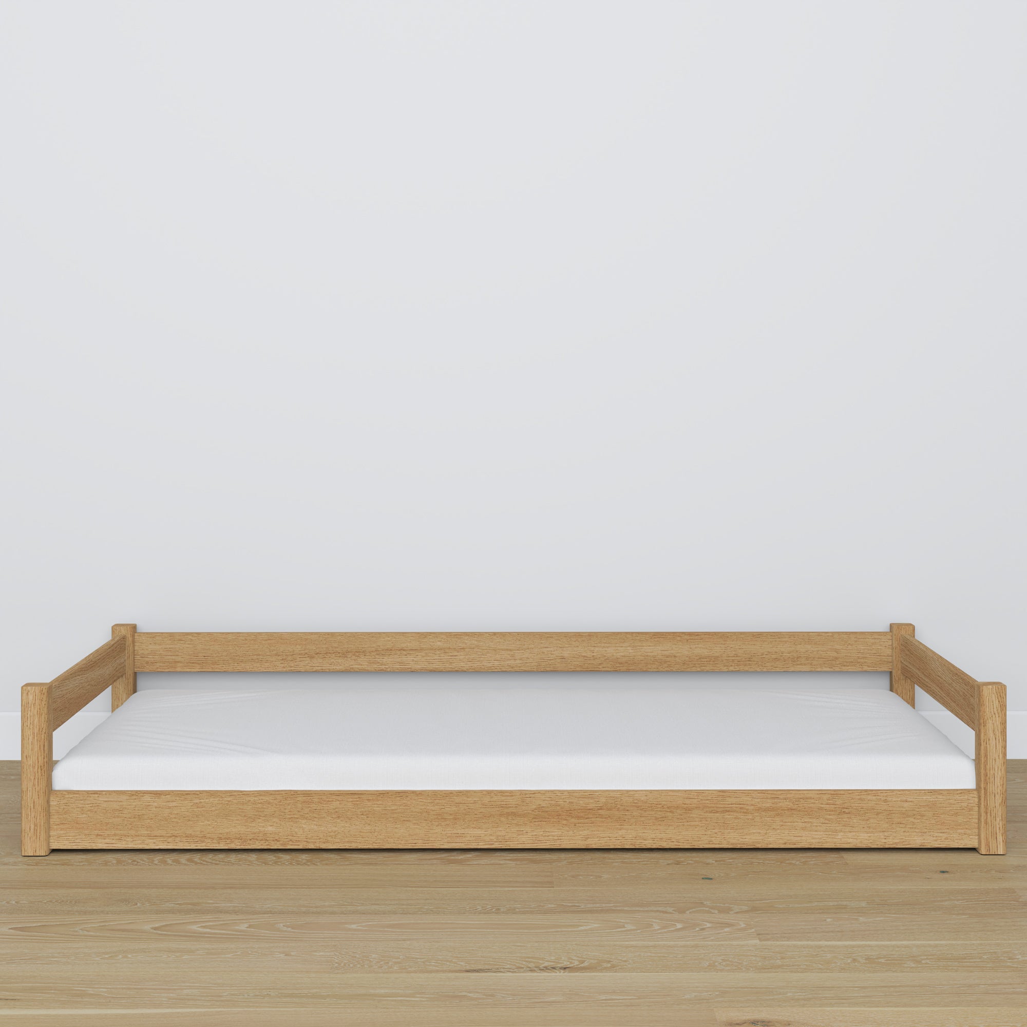 Lit bas en chêne chêne naturel – niska rama, vue de côté, chambre scandinave