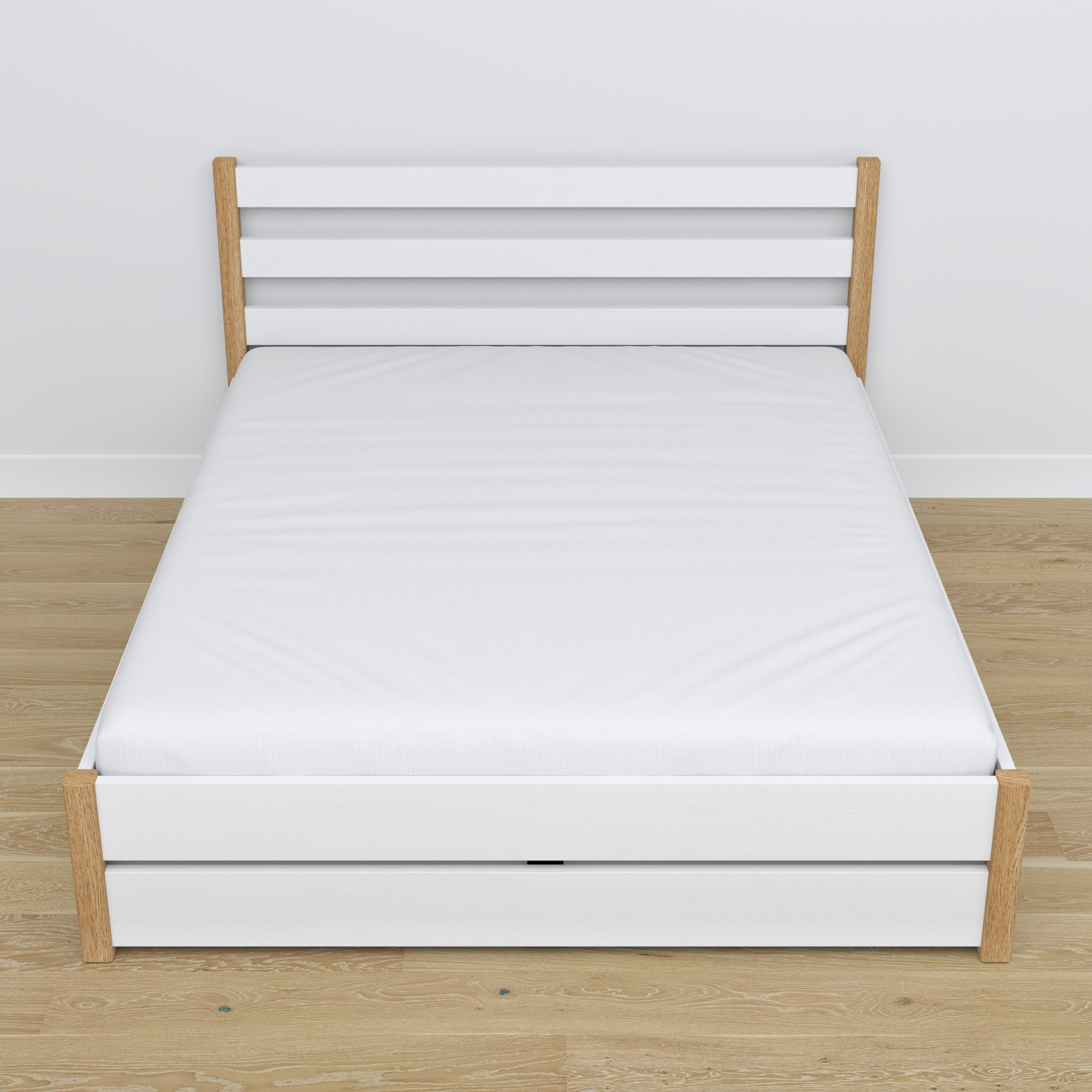 Doppelbett mit Schublade aus Holz weiß mit Eiche – Schrägansicht, Scandi-Schlafzimmer