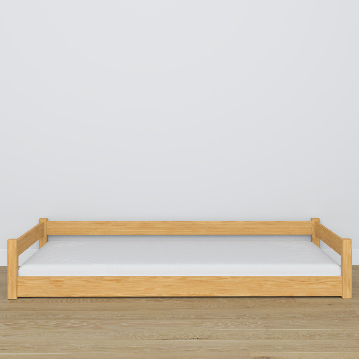 Niedriges Holzbett Kiefer natur – niedriger Rahmen, Seitenansicht, Scandi-Schlafzimmer