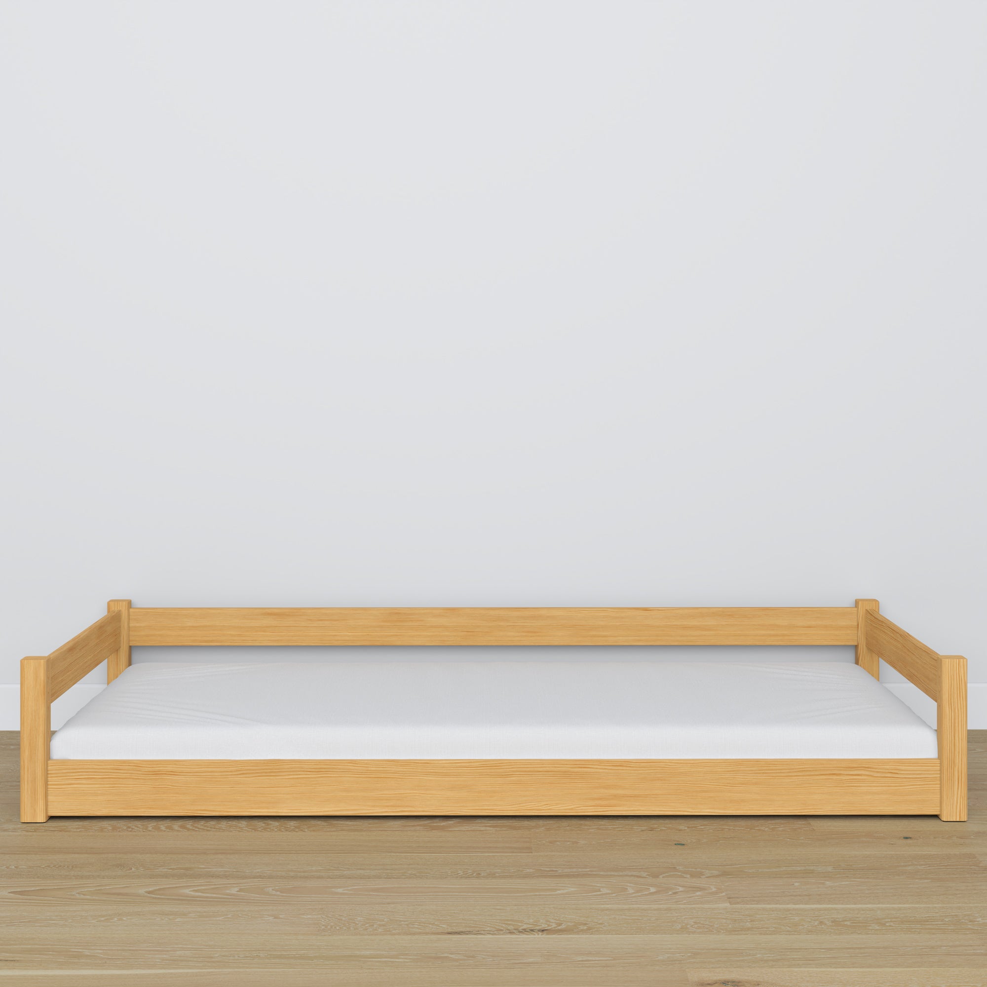 Niedriges Holzbett Kiefer natur – niedriger Rahmen, Seitenansicht, Scandi-Schlafzimmer