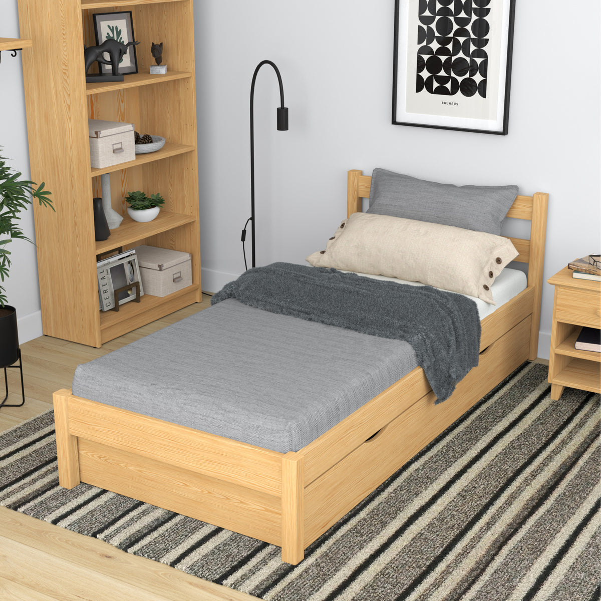 Letto con cassetto in legno pino naturale – cassetto aperto, ambiente del vano