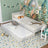Letto con cassetto per materasso in legno grigio – cassetto estratto, ospite